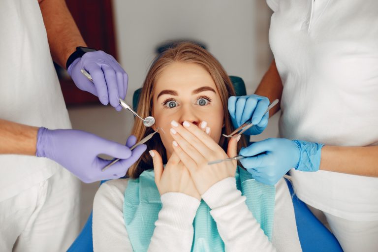 Dentista en Providencia atendiendo paciente