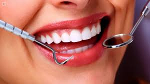 Dentista en Providencia atendiendo paciente
